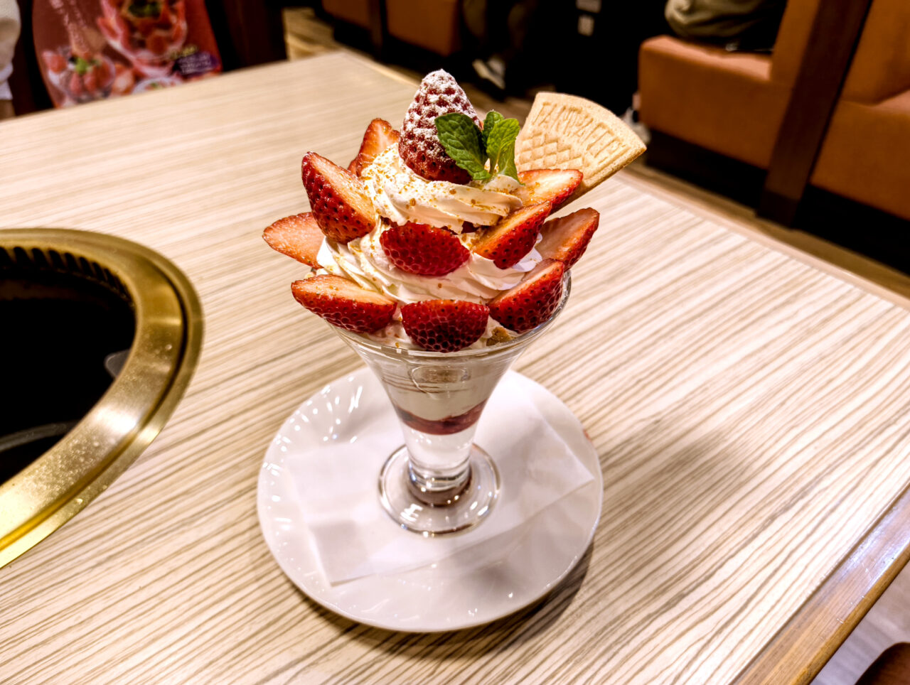 いちごたっぷりクラウンパフェ