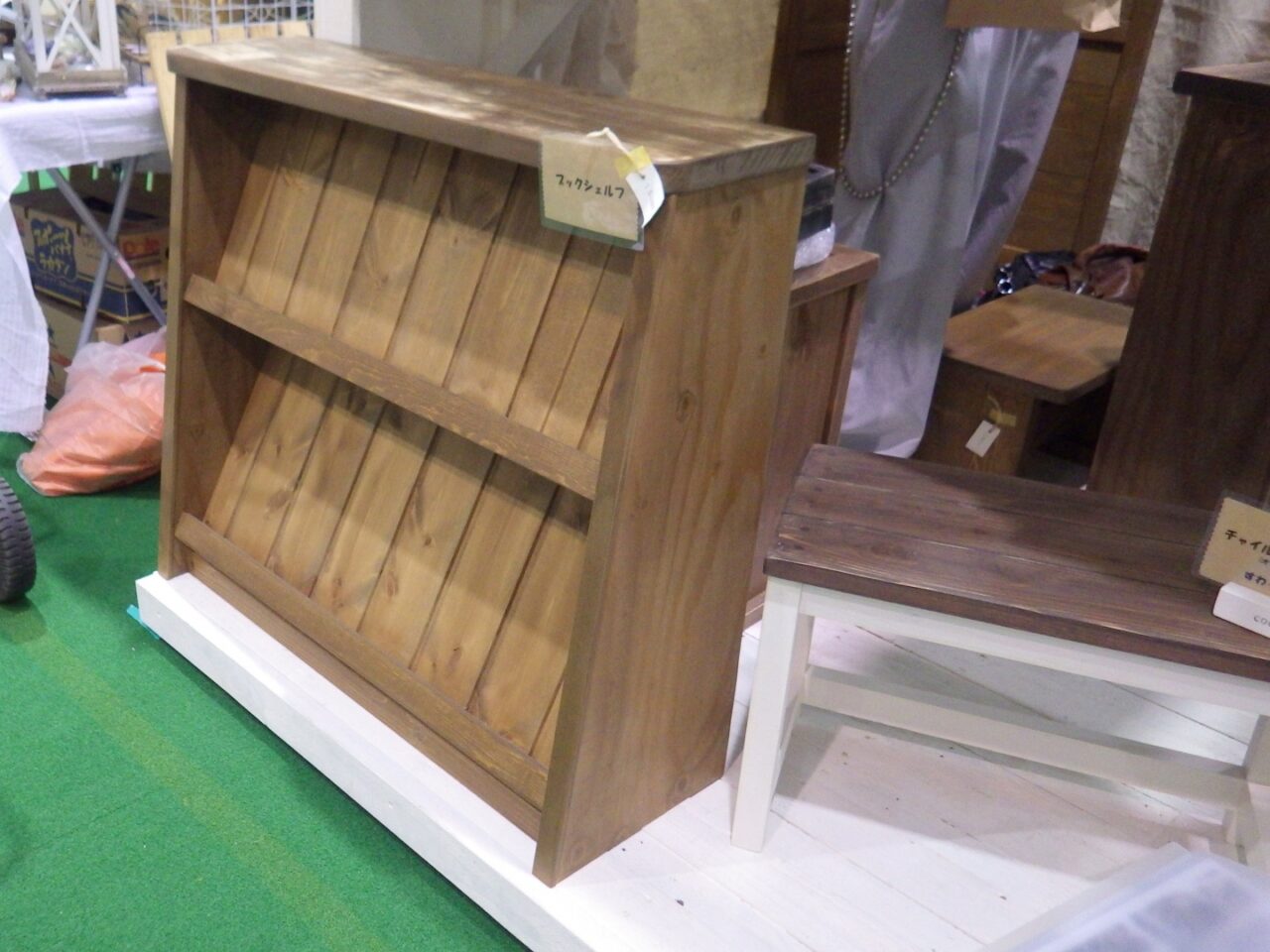 並べられているリサイクル品