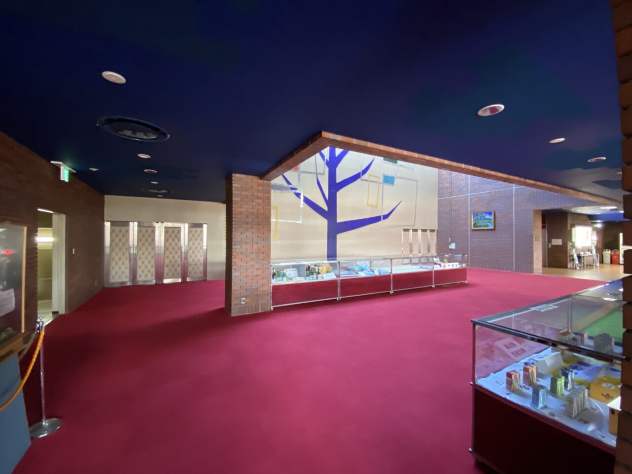 ステージイベントが披露される商工センターのホール入口