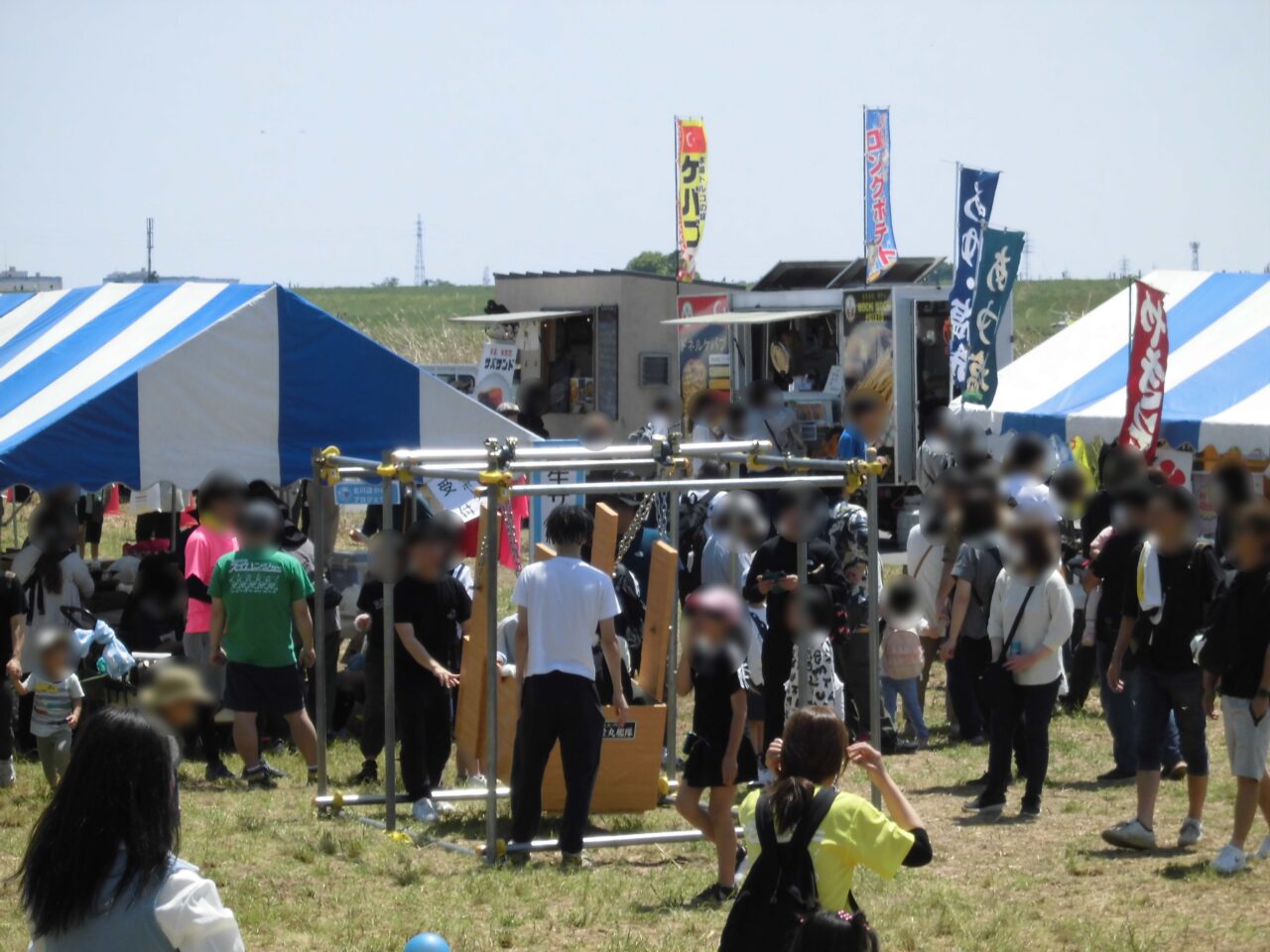 対岸会場のキッチンカーや模擬店