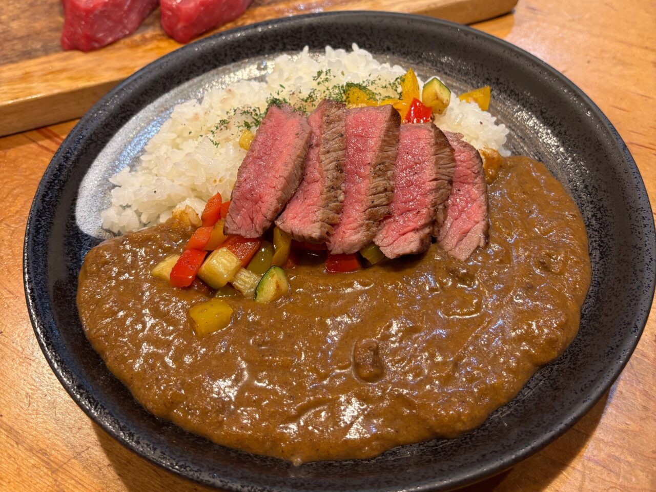 ステーキハウス 磐梯2号店「磐梯 和牛すじカレー ステーキ乗せ」