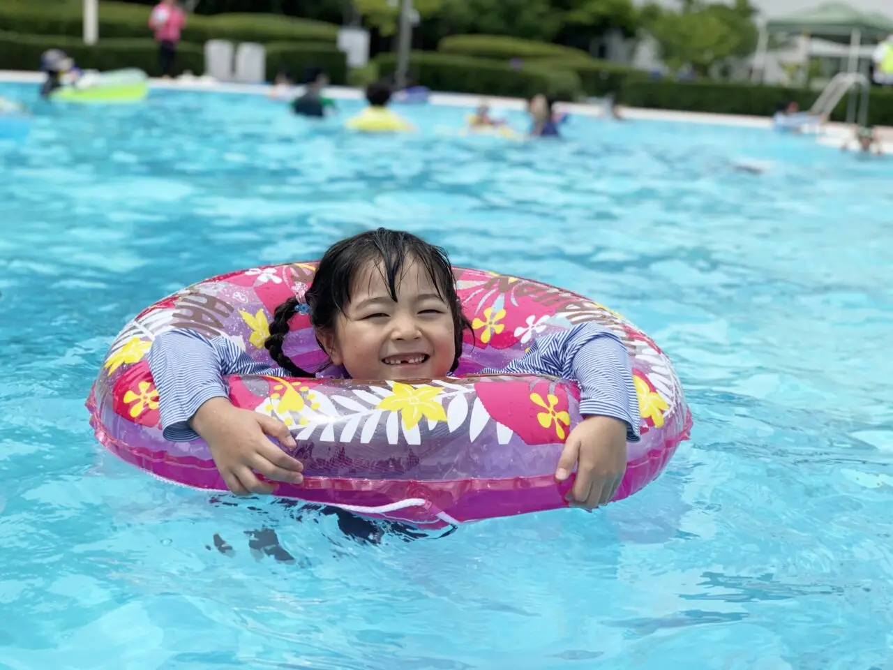 プールで泳ぐ女の子