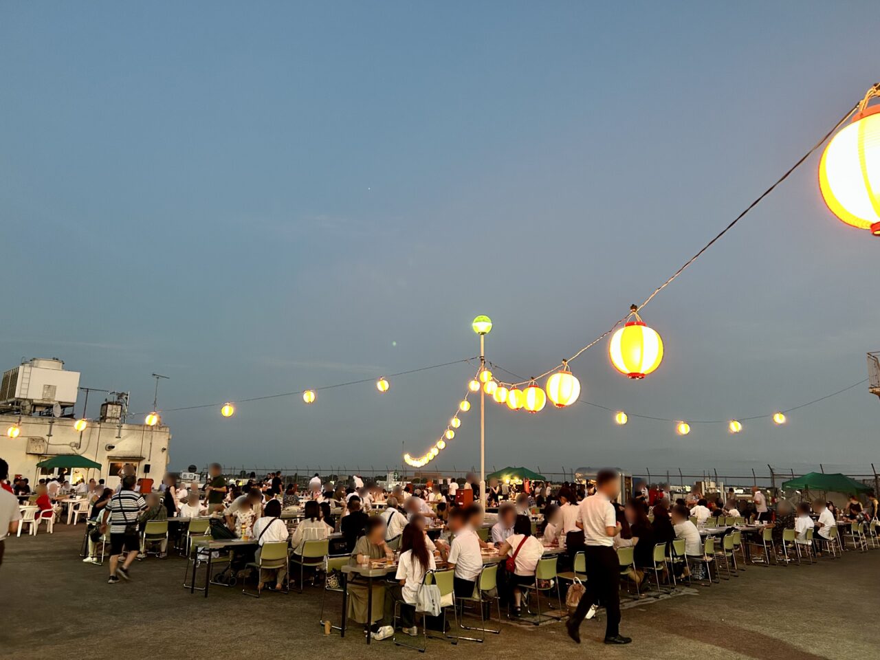 プラザ屋上ビアガーデン過去回の会場風景