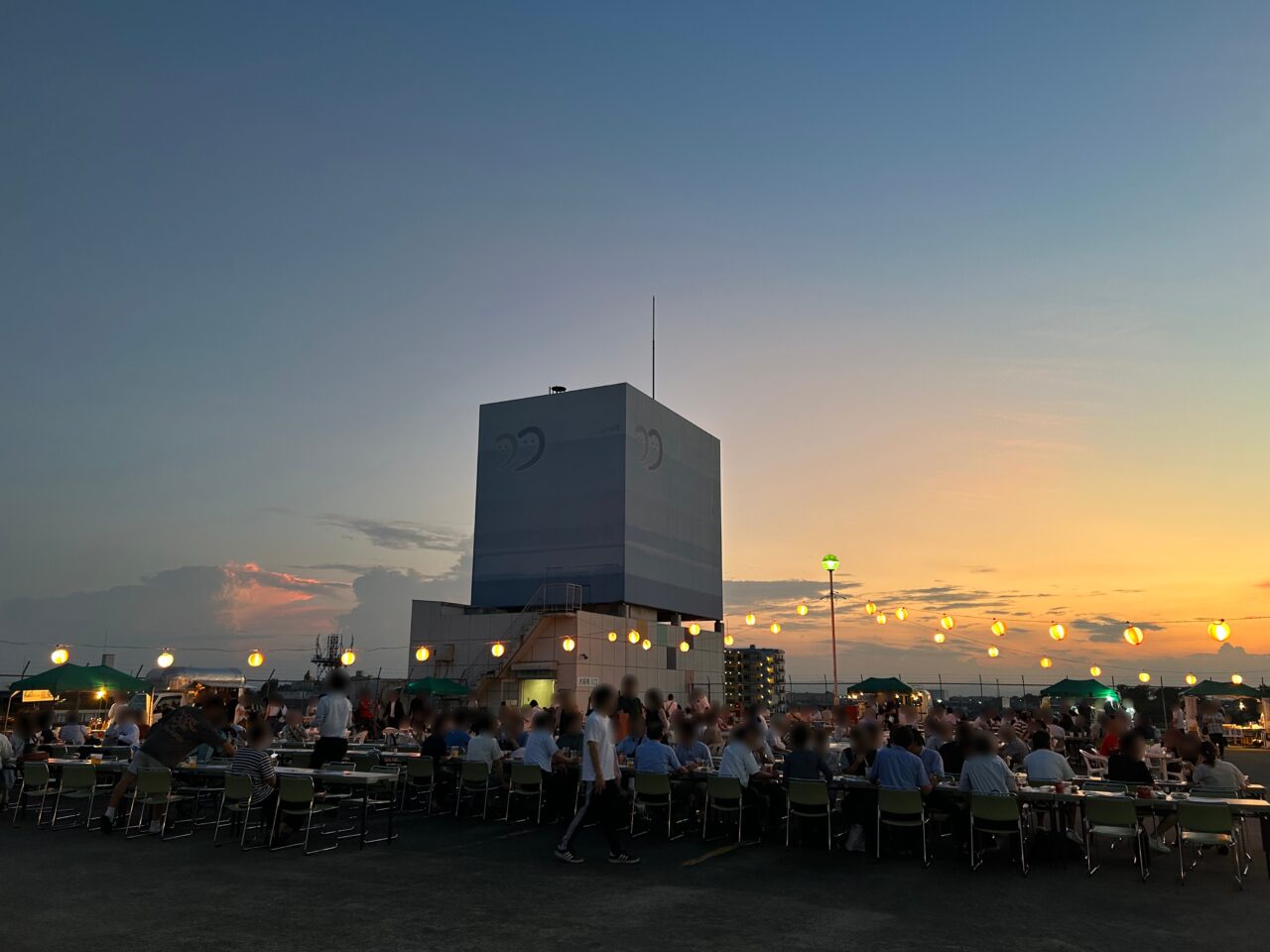 プラザ屋上ビアガーデン過去回の会場風景