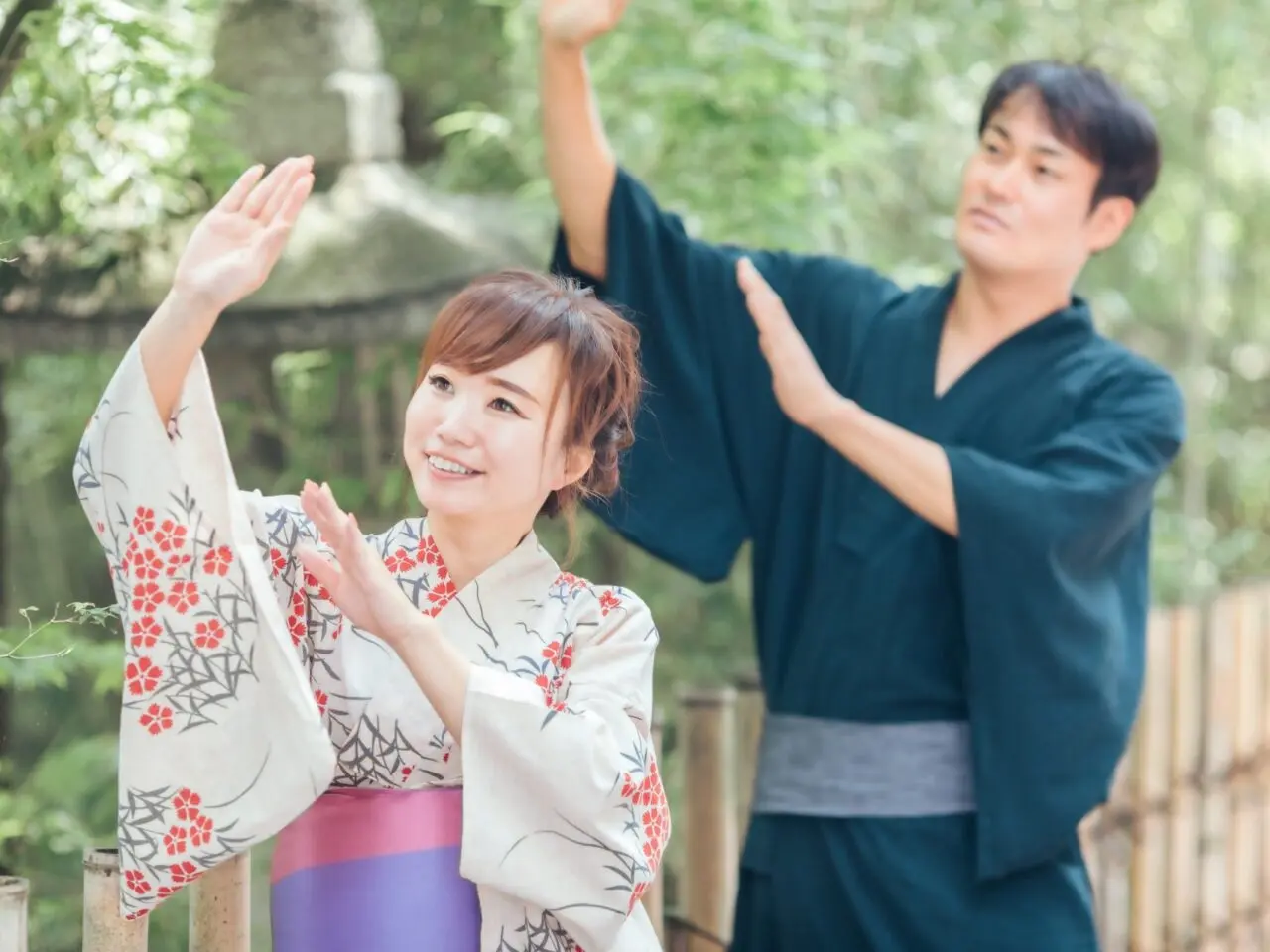 盆踊りをする男女