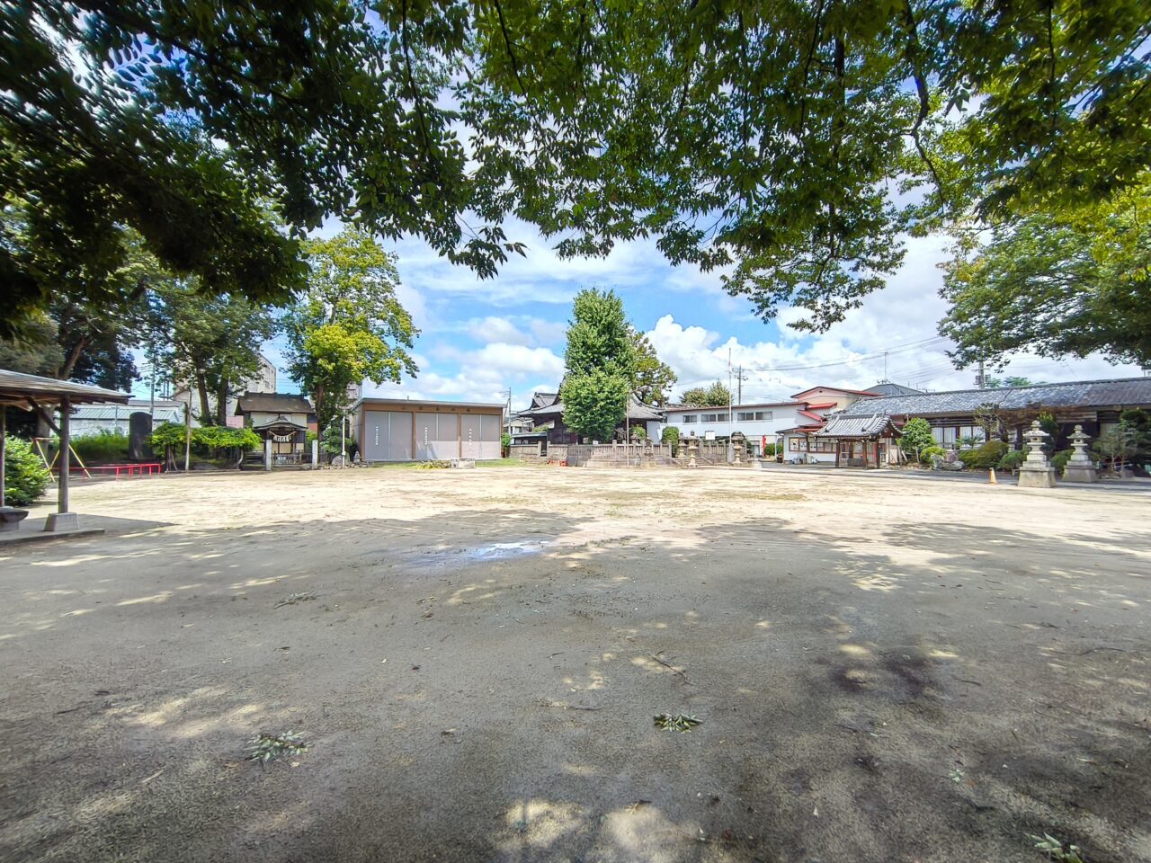 千方神社境内