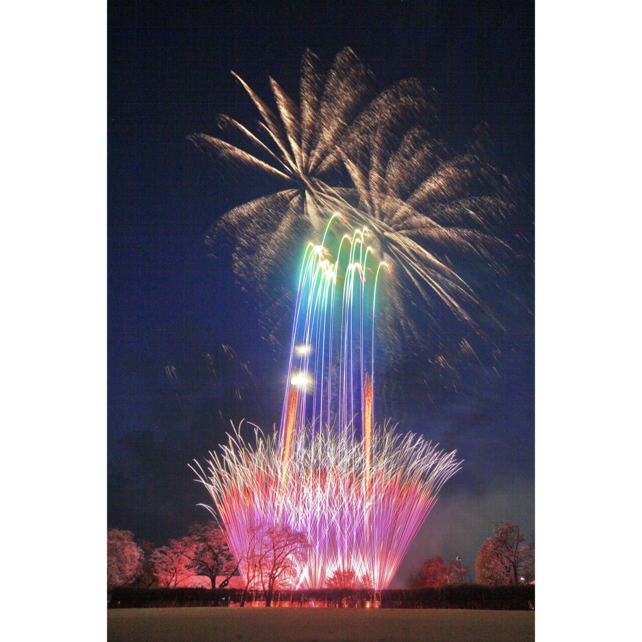 2026年春に開催した夜桜打ち上げ花火大会の風景