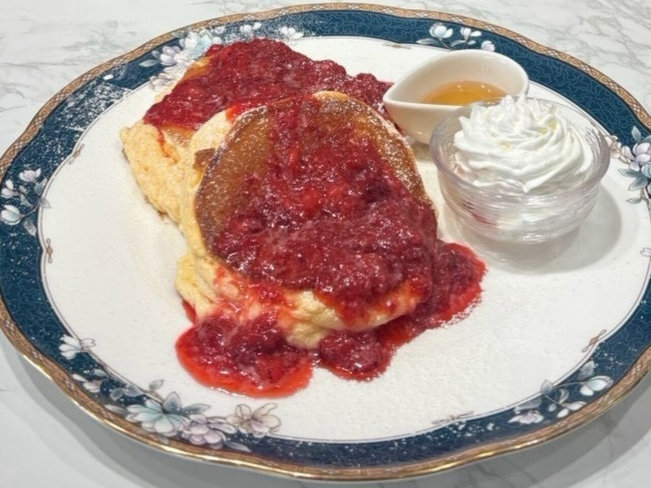 自家製いちごソースパンケーキ