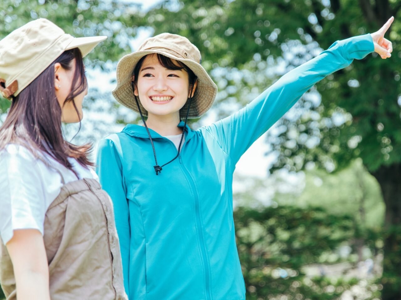 クイズラリーに挑戦する女性チーム
