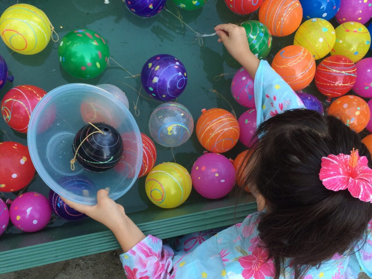 縁日遊びをする子ども