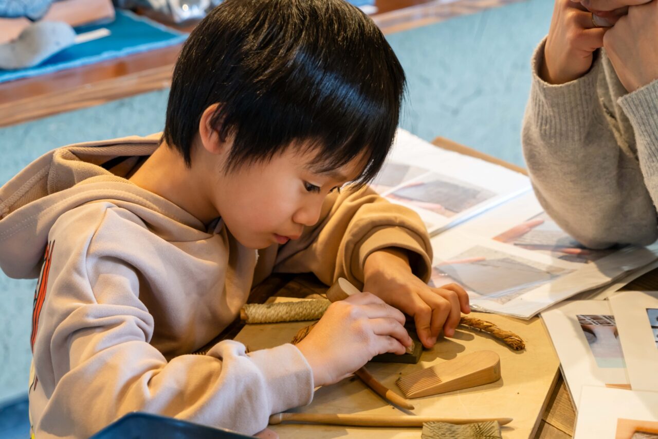 ワークショップ体験をしている子ども