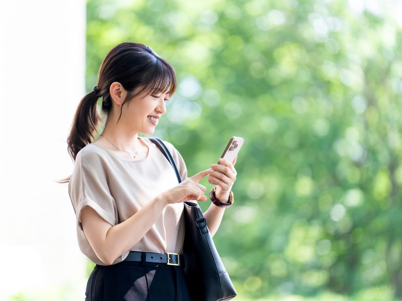 デジ玉スタンプラリーに挑戦中の女性