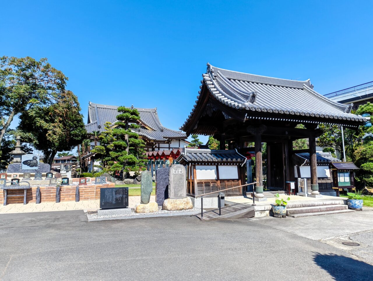 宝積寺の境内
