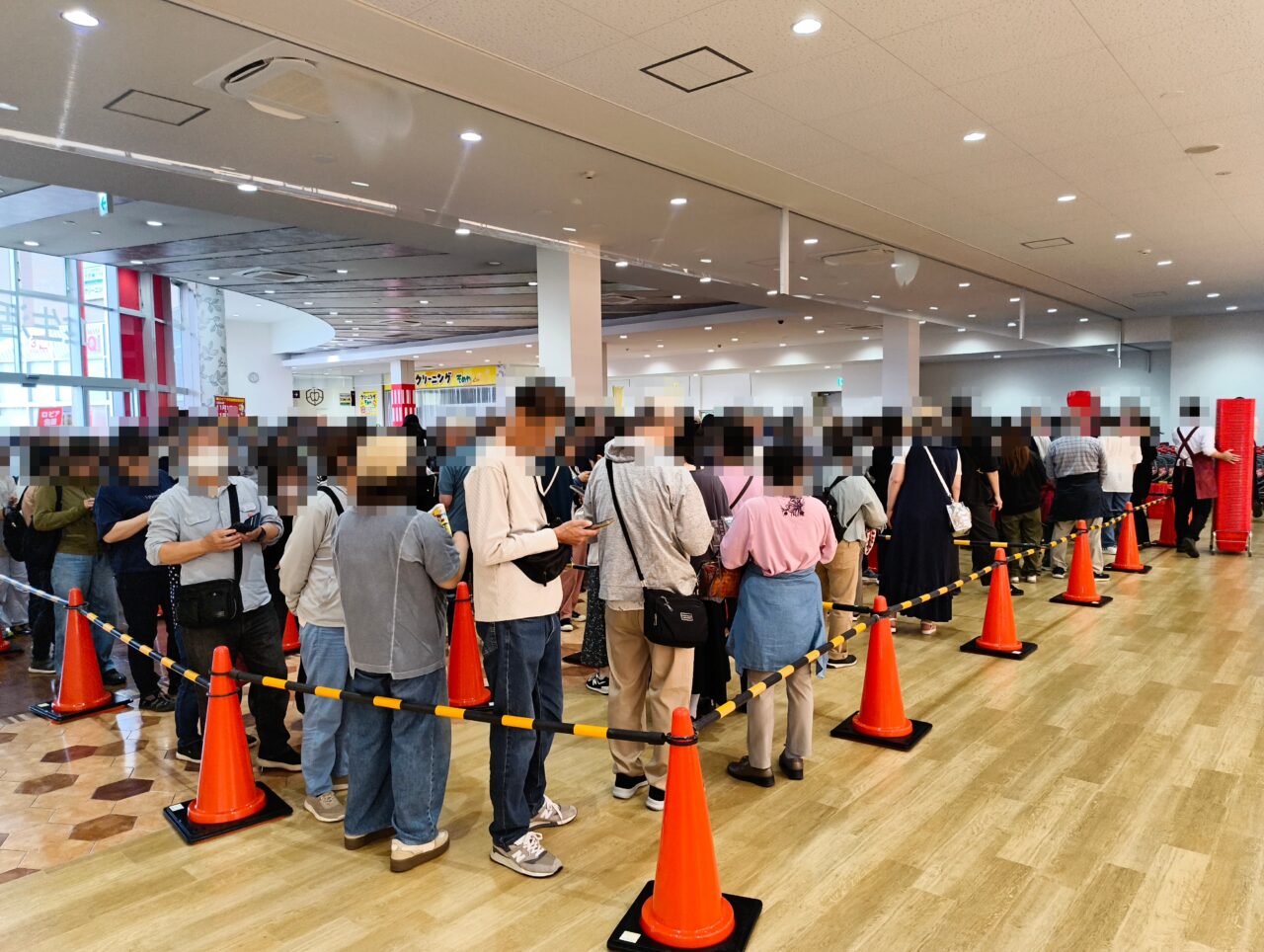 開店待ちの行列