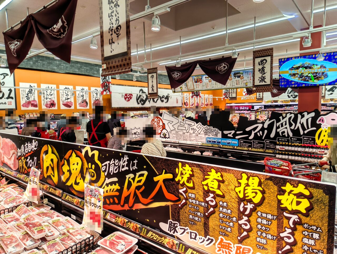 オープンセールで賑わう店内