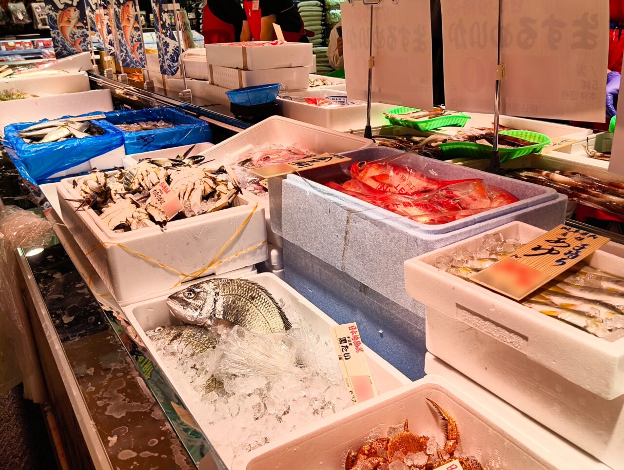 昔ながらの魚屋さんのような売り場