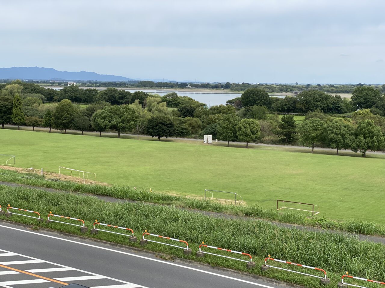 渡良瀬遊水地の芝生サッカーグラウンド